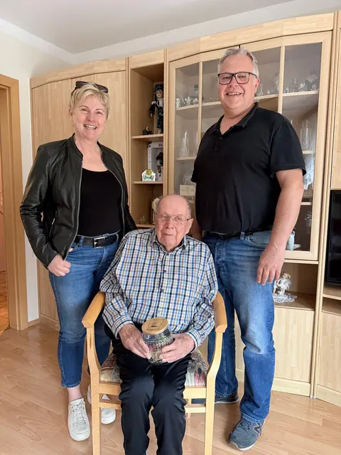 Gratulation zum 90-er: Besuch für Rudolf Schatzer. | Foto: Gemeinde Seebenstein