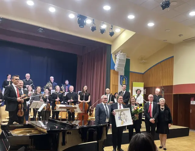 In der Pause gratulierte Bürgermeister Christian Sander gemeinsam mit Kulturreferentin Christine Holzer Johannes Wildner zum 70. Geburtstag und dankte ihm für die jahrelange Treue zu seiner Heimatstadt Kindberg. | Foto: Musikschule Kindberg