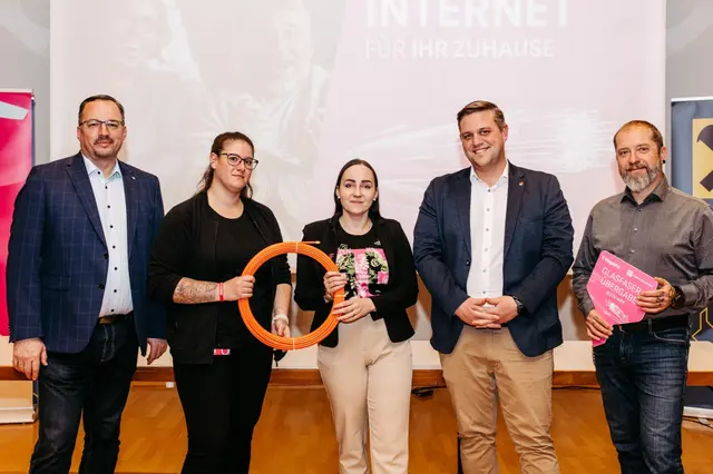 Jürgen Münzner (Alpen Glasfaser), Yvonne Pöcksteiner (Magenta Telekom), Jennifer Gajic (Magenta Telekom), ÖVP-Stadtrat Sebastian Wolfram und Bauamtsleiter Andreas Pucher. | Foto: Markus Hanetseder