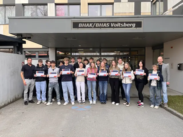 Die 3ib-Klasse mit Klassenvorstand Philipp Mader (links) und Michael Hiebler (rechts) | Foto: HAK Voitsberg