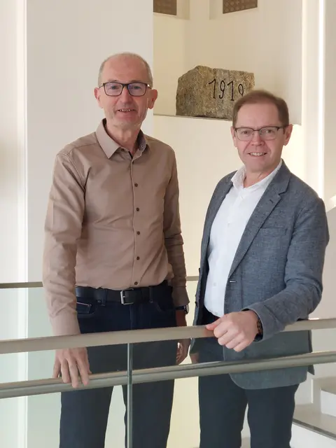 Andorfs Ortschef Karl Buchinger (rechts) gratuliert Amtsleiter Johann Holzbauer zu seinem 40-jährigen Dienstjubiläum und zum 60. Geburtstag. | Foto: Marktgemeinde Andorf