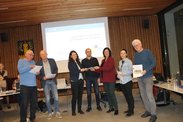 Übergabe der Petition in der Bürgerfragestunde vor der Gemeinderatssitzung: Helmut Kremmaier, Gerhard Leibetseder, Irmtraud und Bernhard Lichtenberger, Maria Hagenauer, Michaela Kaineder und Franz Bauer (v. l.). | Foto: MeinBezirk/Gernot Fohler