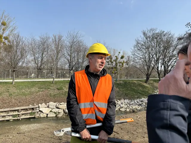Johann Peter Rauch leitet das Baupraktikum am Liesingbach und vermittelt den Studierenden praxisnahes Wissen in Ingenieurbiologie. | Foto: Marlene Graupner/MeinBezirk
