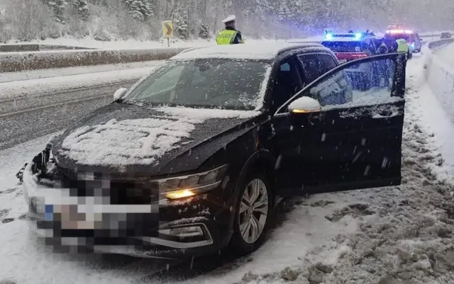 Einsatzkräfte am Unfallort. | Foto: Feuerwehr Bad St. Leonhard