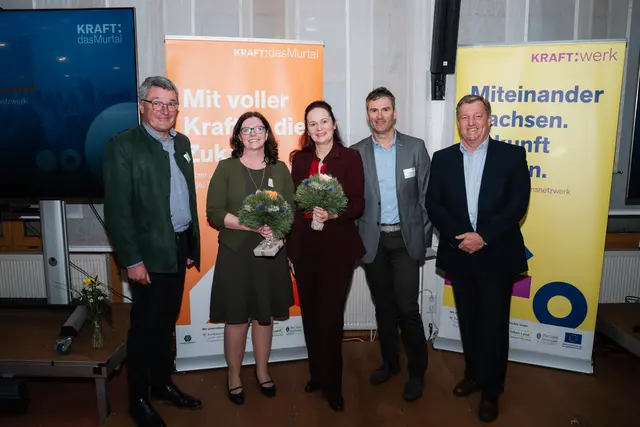 Für Simone Pfandl und Bibiane Puhl gab es von den Vorständen Josef Rieberer, Florian Hampel und Manfred Wehr Blumen. | Foto: Kraft/Nadine Propst
