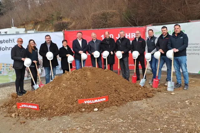 Hans Schaffer, Bgm. Waltraud Walch und die Vzbgm. Johannes Nickl und Daniel Gaar (Bildmitte) sowie GR Wolfgang Lanner mit ÖWG-Mitarbeitern beim Spatenstich. | Foto: Edith Ertl
