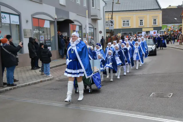 Die Gardemädchen marschierten durch die Bezirkshauptstadt. | Foto: Edina Besic