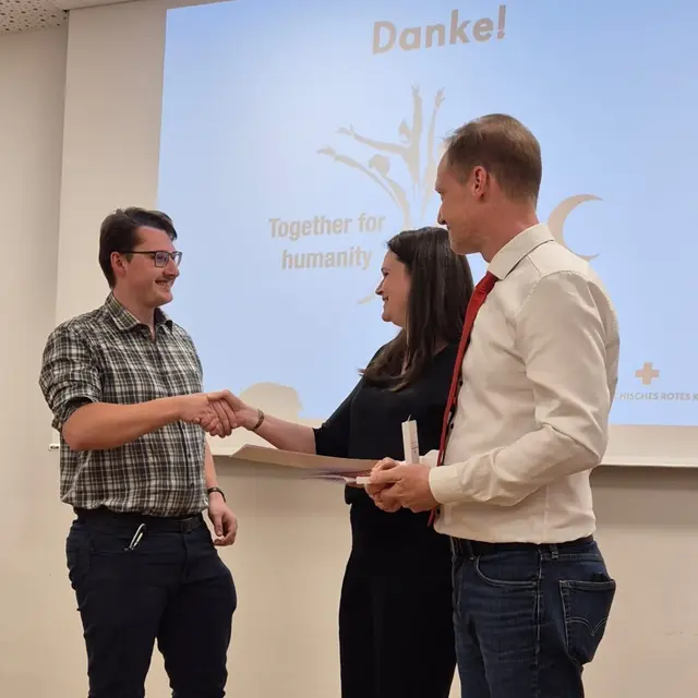 Die Verdienstmedaille des Österreichischen Roten Kreuzes in Bronze fürAlexander Konicek. | Foto: Rotes Kreuz Retz