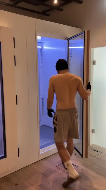 Aus dem Vorzimmer mit rund 23 Grad geht es nur mit Schlapfen, Badehose, Handschuhen, Haube und Atemschutz in die Vorkammer mit –20 Grad.  | Foto: MeinBezirk/Nina Hörack