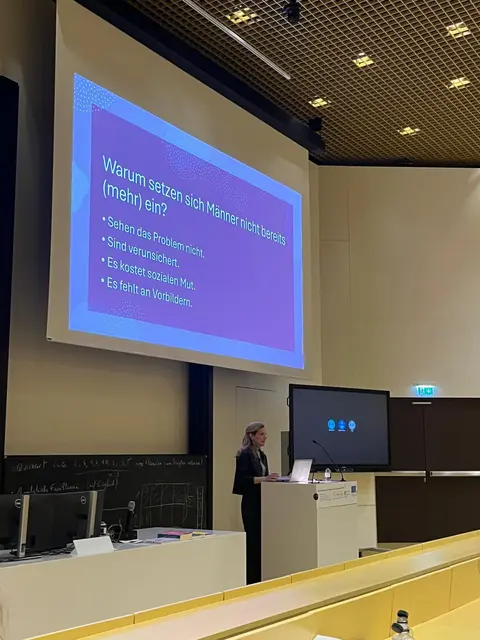 HR-Expertin Anita Ertl war auf Baustellen oft die einzige Frau im Team.  | Foto: Laura Jung