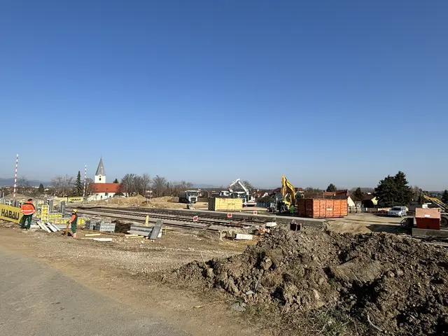 Neudörfl: Aktuell werden die Bohrpfahlwände zur Sicherung des Bahndamms errichtet und die neue Unterführung gebaut, inklusive Erdaushub. Das Bahnhofsgebäude wurde bereits abgerissen. (Bahnhof Neudörfl, 19. März 2026) | Foto: MeinBezirk/Barbara Babonitsch-Diewald