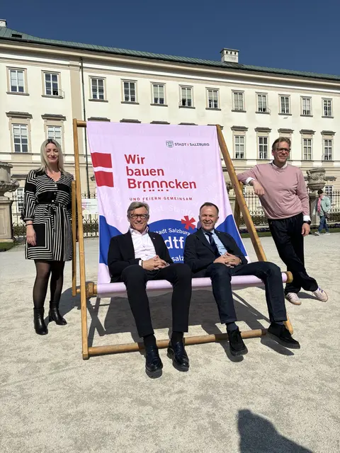 Drei Tage lang verwandeln sich die Plätze, Gassen und Brücken in der Stadt Salzburg in eine bunte Bühne für Begegnung, Musik, Kultur, Sport und gemeinsames Feiern. Im Bild: Lisa Stoff, Magistratsdirektor Max Tischler, Bürgermeister Bernhard Auinger und Jochen Höfferer 
 | Foto: Lisa Gold