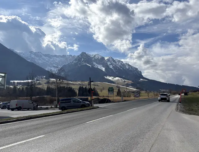 Im April soll eine eigene Abbiegespur an der Seestraße mehr Sicherheit im Verkehr bringen.  | Foto: Barbara Fluckinger