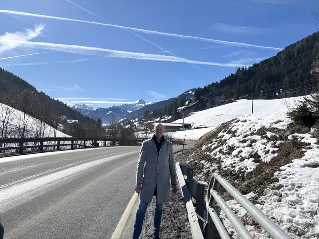 Hans Ganitzer weist auf die Gefahren im Ortsteil Schied in Großarl hin. | Foto: Emanuel Hasenauer