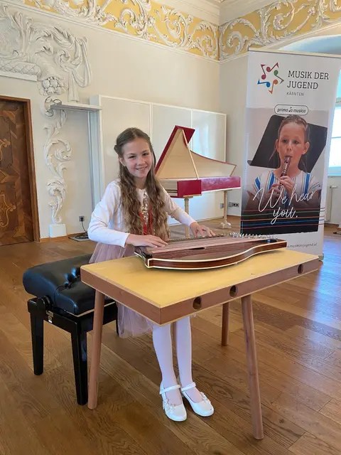 Ronja Krall lernt Zither bei Martina Krainz in der Musikschule Südkärnten-Grafenstein. | Foto: Musikschule Südkärnten