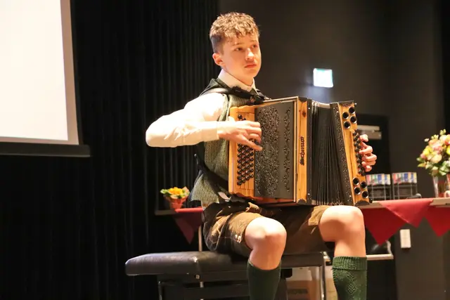 Elias Tanner spielte auf der Steirischen Harmonika den Olympia-Marsch | Foto: Edith Ertl