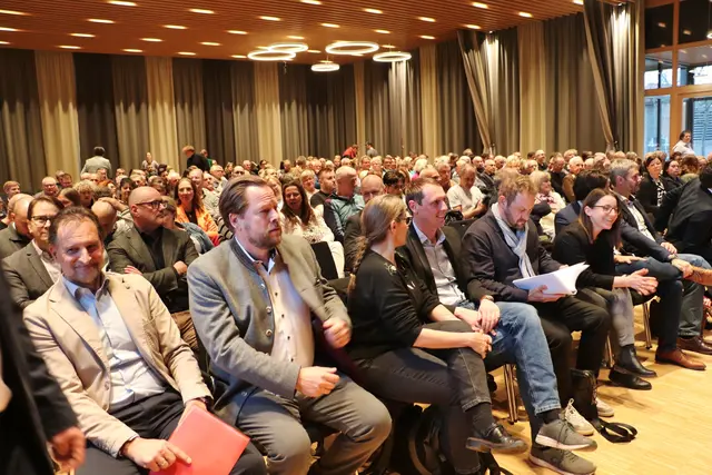 Bei der Bürgerversammlung war das Forum Kalsdorf bis auf den letzten Platz gefüllt.  | Foto: Edith Ertl