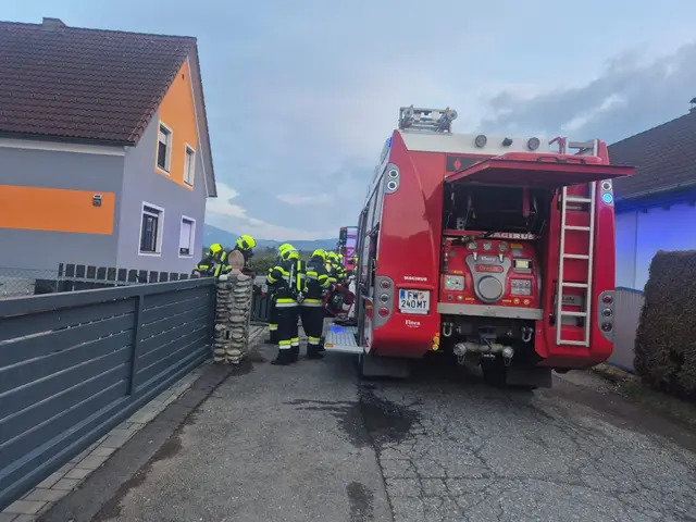 Die Feuerwehr am Einsatzort in Hetzendorf. | Foto: FF Hetzendorf