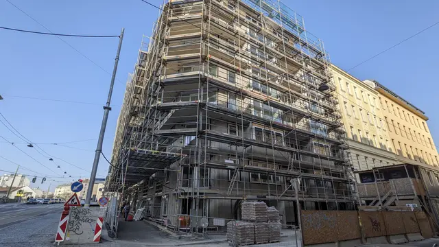 Das Baugerüst verdeckt zwar noch die Fassade, doch die Fenster sind bereits eingelassen.  | Foto: Nathanael Peterlini/MeinBezirk