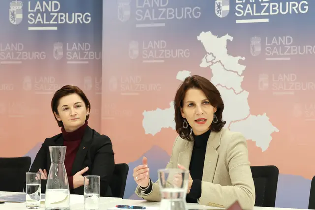 Im Bild: Landeshauptfrau Karoline Edtstadler und Landeshauptfrau-Stellvertreterin Marlene Svazek. | Foto: Land Salzburg/Franz Neumayr