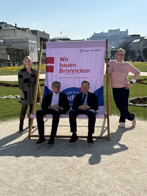 Drei Tage lang verwandeln sich die Plätze, Gassen und Brücken in der Stadt Salzburg in eine bunte Bühne für Begegnung, Musik, Kultur, Sport und gemeinsames Feiern. Im Bild: Lisa Stoff, Magistratsdirektor Max Tischler, Bürgermeister Bernhard Auinger und Jochen Höfferer 
 | Foto: Lisa Gold