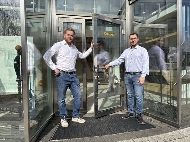 Martin Hartel und Jonathan Feiner starten neu durch. Beide führen das Unternehmen "Feiner F&amp;H Metall GmbH" in die Zukunft.  | Foto: MeinBezirk/Angelina Koidl