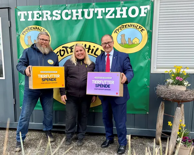 Jürgen und Johanna Stadler gemeinsam mit Tierschutz-Landesrat Martin Winkler. | Foto: Land OÖ