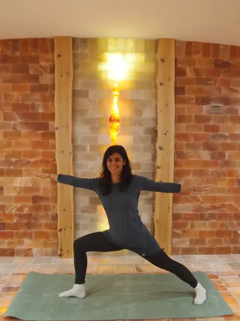 Durch gezielte Bewegungen wird beim Yoga der Körper gestärkt und gedehnt. | Foto: NaturSalzOase