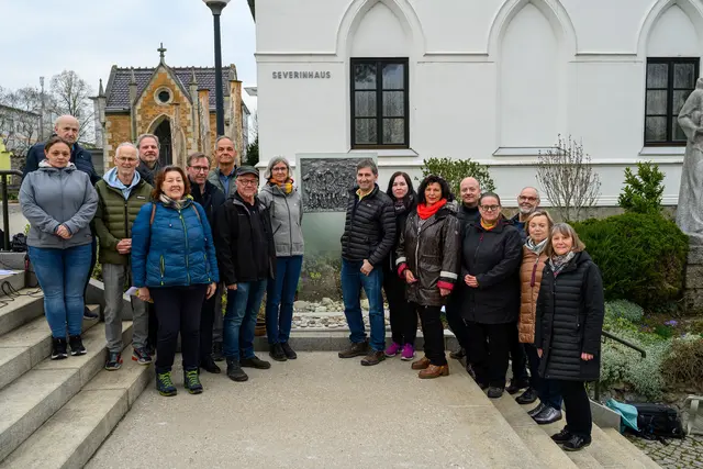 Vereinsteam bei der Eröffnung des Denkmals für die Opfer der Todesmärsche 2025 (Mitte rechts Jack Hersch) | Foto: Wolfgang Simlinger