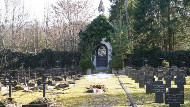 Der Mittelgang teilt den Friedhof in einen Teil für Soldatengräber (rechts) und einen Teil für Gräber, die mit dem Orden und dem Missionshaus in Zusammenhang stehen. | Foto: MeinBezirk Pongau