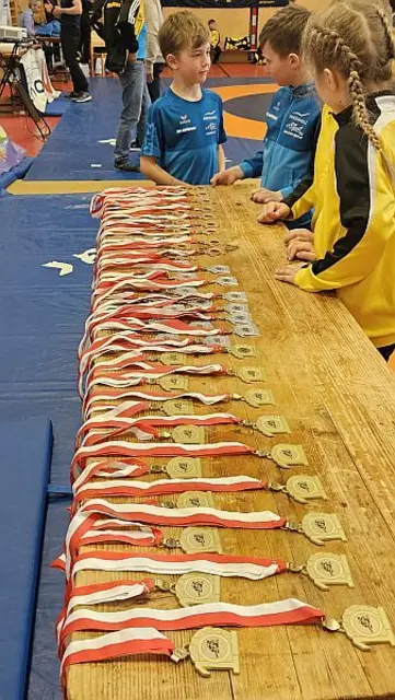Zahlreiche junge Ringerinnen und Ringer durften sich über Medaillen freuen. | Foto: Wallmann Elisabeth