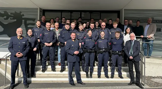 Bezirkspolizeikommandant Franz-Kurt Grabenhofer (Mitte), Bezirkskommandant-Stv. Herbert Kremnitzer (links) und Bezirkshauptmann Bernhard Preiner (rechts) mit Bediensteten der BH Bruck-Mürzzuschlag und Kolleginnen und Kollegen der Polizei des Bezirkes Bruck-Mürzzuschlag. | Foto: Bezirkspolizeikommando Bruck-Mürzzuschlag/Silvia Posch