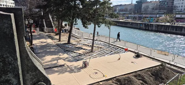 Eine Grünfläche wird derzeit für einen neuen Schanigarten versiegelt.  | Foto: Grüne Leopoldstadt