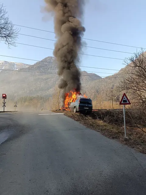 Das ausgebrannte Fahrzeug nach dem Einsatz der Feuerwehr Nikolsdorf – Totalschaden am Auto. | Foto: Feuerwehr Nikolsdorf