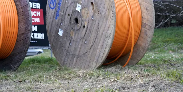 Die auffälligen orangen Leitungen verschwinden unter der Erde und bringen schnelles Internet nach Hause. | Foto: MeinBezirk/Simon Michl