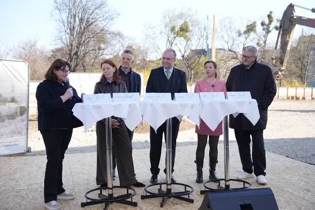 Mitunter beim Spatenstich anwesend, v.l.: Silvia Riepl (Pflegedirektorin Klinik Favoriten), Evelyn Kölldorfer-Leitgeb (Generaldirektorin Wigev), Michael Lischent (Geschäftsführer Wigev Baumanagement), Kurt Stastka (Vorstand Psychiatrie Klinik Favorien), Jing Hu (Gesundheitssprecherin Neos Wien) und Gesundheitsstadtrat Peter Hacker (SPÖ). | Foto: Sade Jerabek/MeinBezirk