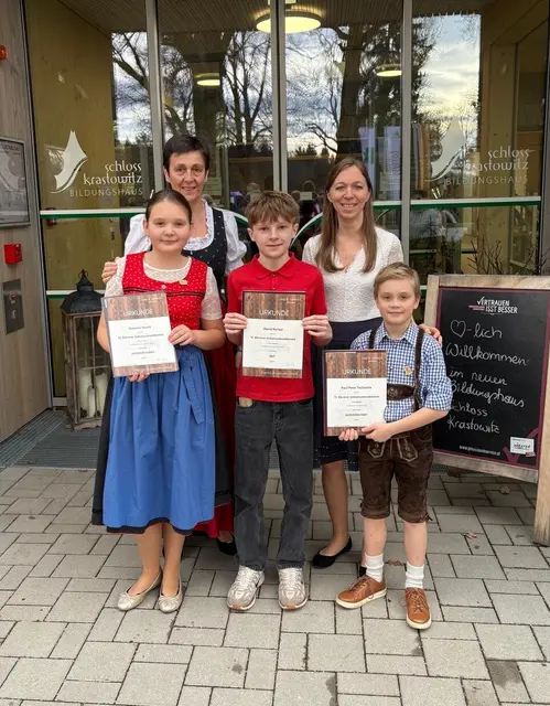 Katarina Paulič (Harfe), David Karizel und Paul Tschische (Steirische Harmonika) mit den Lehrerinnen Milena Paulič und Michaela Faschinger aus den Musikschulen Bad Eisenkappel und Eberndorf | Foto: Musikschule Südkärnten