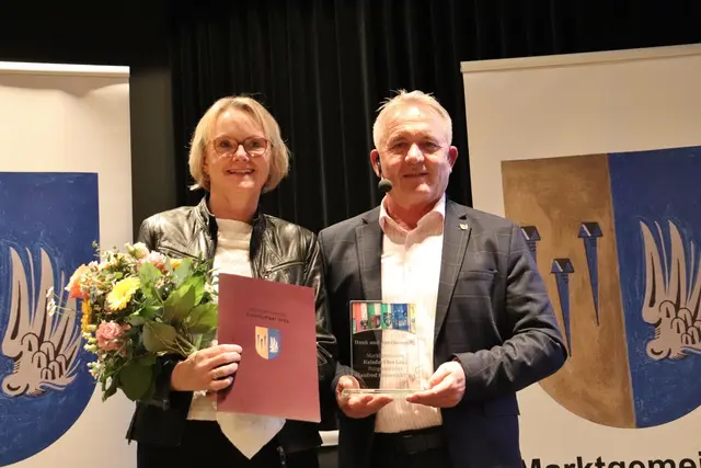 VS-Dir. Andrea Wagner verabschiedet sich Ende Juli 2026 in die Pension. Bgm. Manfred Komericky zeichnete  die verdienstvolle Pädagogin mit einer Urkunde und einem Ehrengeschenk aus.  | Foto: Edith Ertl