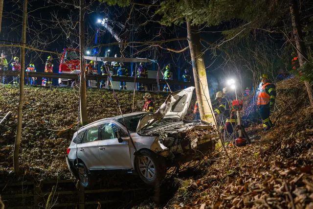 Das Auto musste nach dem Umfall mit einem Kran geborgen werden. | Foto: FOTOKERSCHI / MARTIN SCHARINGER