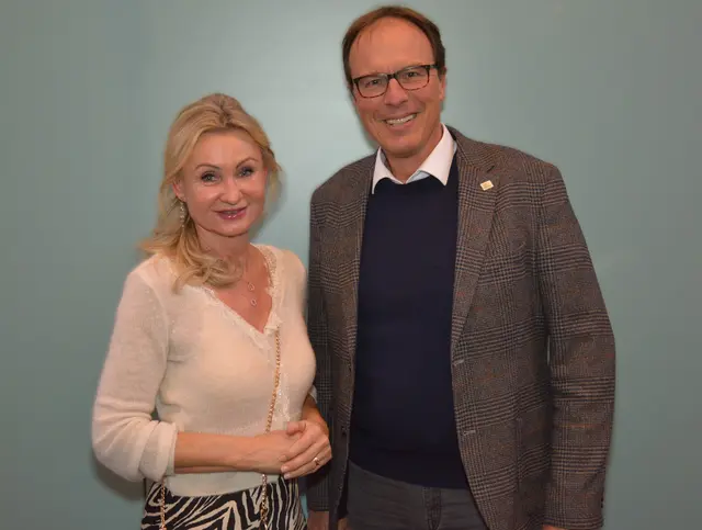 Zwei Gäste „on air“: Radiostimme Barbara Kohler (ORF Landesstudio Tirol) mit Flughafendirektor Marco Pernetta (Innsbruck Airport) | Foto: RC Innsbruck Goldenes Dachl