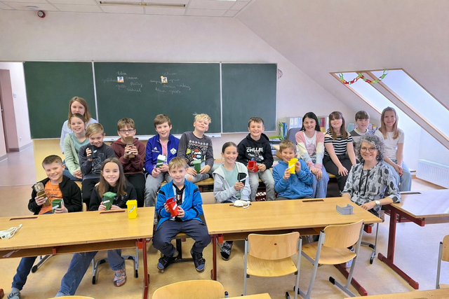 Links Klassenlehrerin Denise Hurmer, die Kinder der 3. und 4. Schulstufe sowie Abfallberaterin Silvia Thor | Foto: GV Gmünd