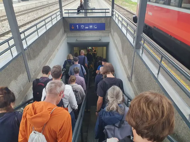 Der Abgang von Gleis zwei am Weidlinger Bahnhof. Für Mütter bzw. Väter mit Kinderwägen oder Rollstuhlfahrer ist es schwer möglich, diesen zu bewältigen.  | Foto: zVg.