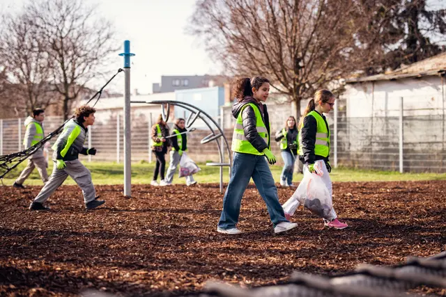 Gleich sieben Simmeringer Volksschulen beteiligten sich bei der Müllsammelaktion im Bezirk.  | Foto: Jolly Schwarz