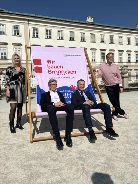 Drei Tage lang verwandeln sich die Plätze, Gassen und Brücken in der Stadt Salzburg in eine bunte Bühne für Begegnung, Musik, Kultur, Sport und gemeinsames Feiern. Im Bild: Lisa Stoff, Magistratsdirektor Max Tischler, Bürgermeister Bernhard Auinger und Jochen Höfferer 
 | Foto: Lisa Gold
