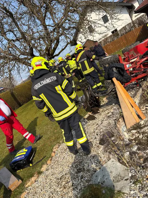 Die Feuerwehren arbeiteten mit einem Hebekissen. | Foto: FF Aurolzmünster