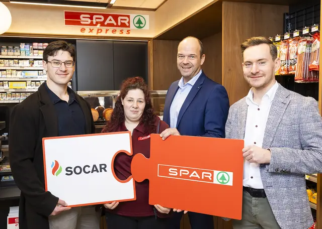 David Endlicher (Socar), Denise Weber (Stationsleitung), Thomas Fischer (Spar Leiter Vertrieb Tankstellen), Axel Galli (Spar-Gebietsleiter Spar Express) eröffneten den neuen Tankstellenshop. | Foto: SPAR/Krug