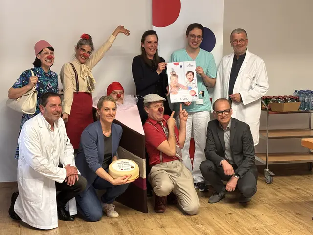 Die Roten Nasen freuen sich über eine großzügige Spende des Bezirkskrankenhauses Lienz. Reihe vorne v.l.n.r.: Robert Hieden, MBA, Pflegedirektor, Nadja Prasser, Regionale Programmleiterin Kärnten, Christian Moser alias Clown Guido, Künstlerischer Leiter Kärnten, Dr. Georg Kollnig, Verwaltungsdirektor Reihe hintern v.l.n.r.: Clownin Mariangela, Clowin Rita, Clown Ronaldo als Tortenstück, Janine Vasiri, Leiterin Kooperationen &amp; Programm bei ROTE NASEN, Primar Dr. Patrick Gassner, Abteilungsleiter Kinder- und Jugendheilkunde und Dr. Hansjörg Marsoner, Ärztlicher Direktor | Foto: Hans Ebner