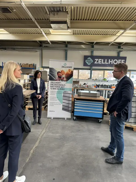 Hubert Pamminger präsentierte beim Besuch die Speicherlösungen der Zellhoff GmbH, die in Hofkirchen zusammengebaut werden. | Foto: OÖVP / Gierlinger