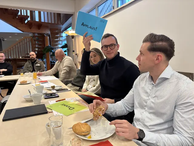 Der Ablauf eines BNI-Netzwerktreffens ist klar strukturiert – inhaltlich wie auch zeitlich.  | Foto: MeinBezirk/Angelina Koidl