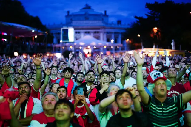 Österreich ist zum ersten Mal seit 1998 bei der Weltmeisterschaft dabei und das freut natürlich nicht nur die Fans, sondern auch die Gastronomen. | Foto: APA-Images / APA / EVA MANHART